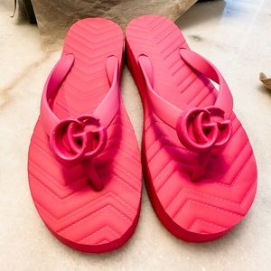 Gucci Chevron Thong Sandals size 8